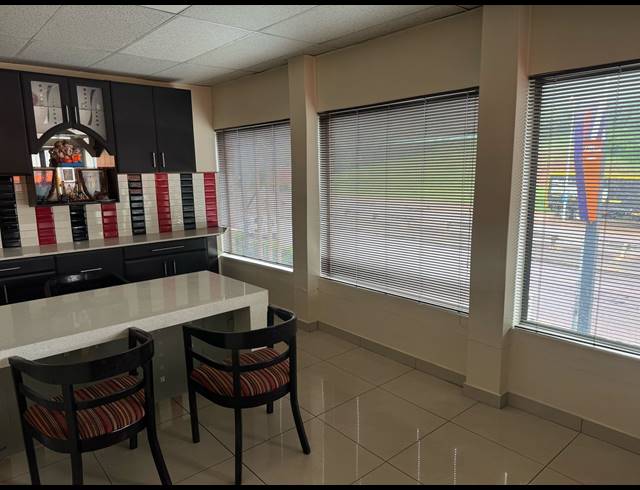 90M² OFFICE TO LET IN BRIARDENE